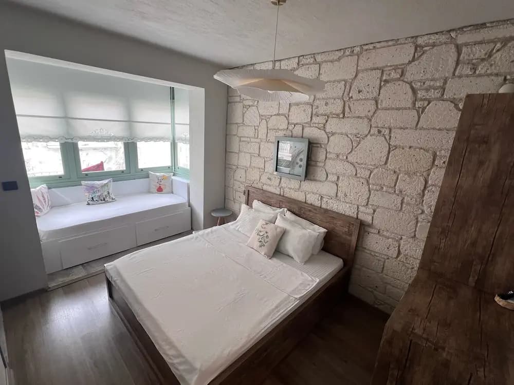 Standard Triple room with courtyard view
