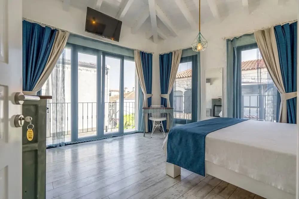 Deluxe Double room with balcony full double bed