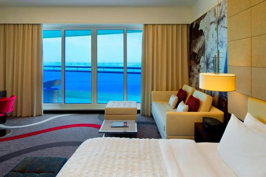 Deluxe Double Club room with balcony and with ocean view full double bed