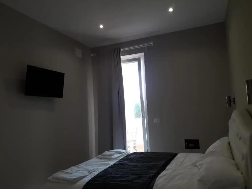 Deluxe Double room with balcony full double bed