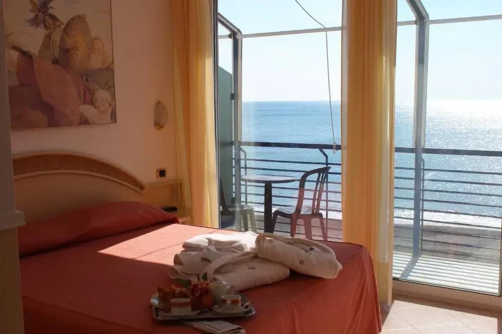 Standard Double room with sea view full double bed