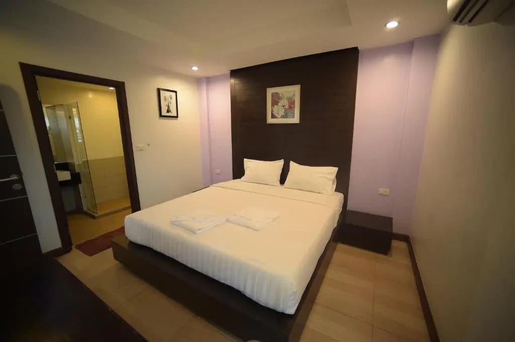 18 Bedrooms Villa