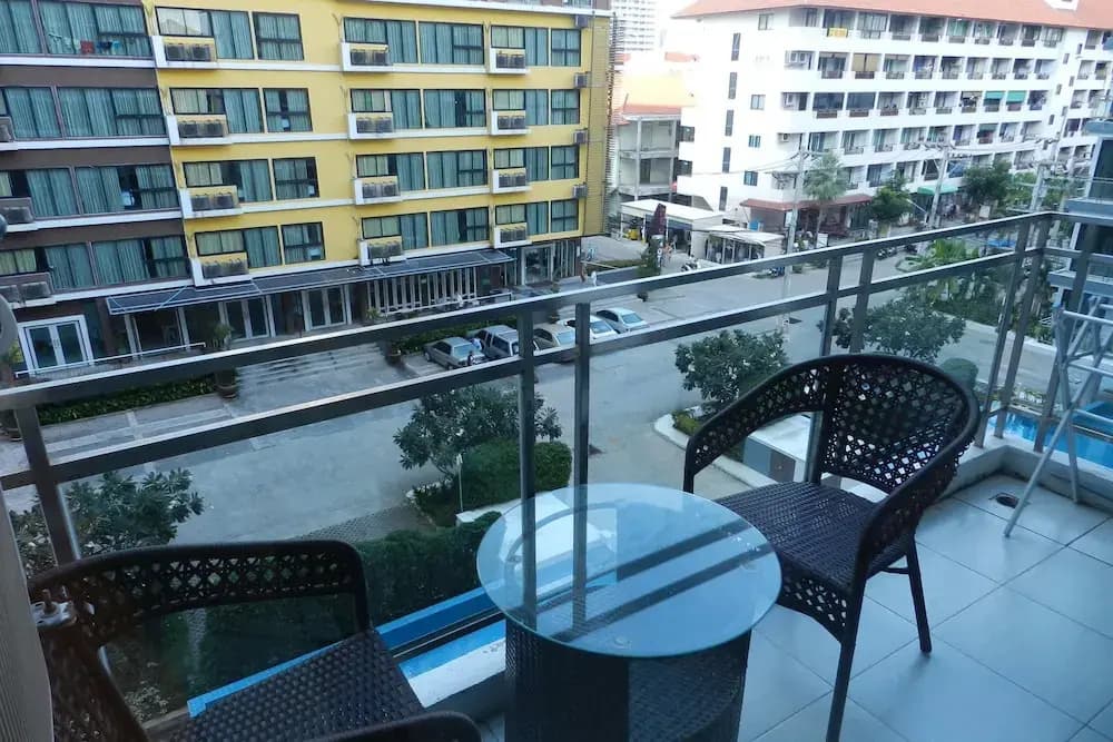 1 Bedroom Apartment with pool view