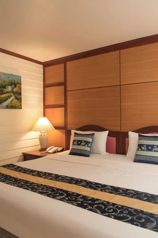 Deluxe Double room with pool view full double bed