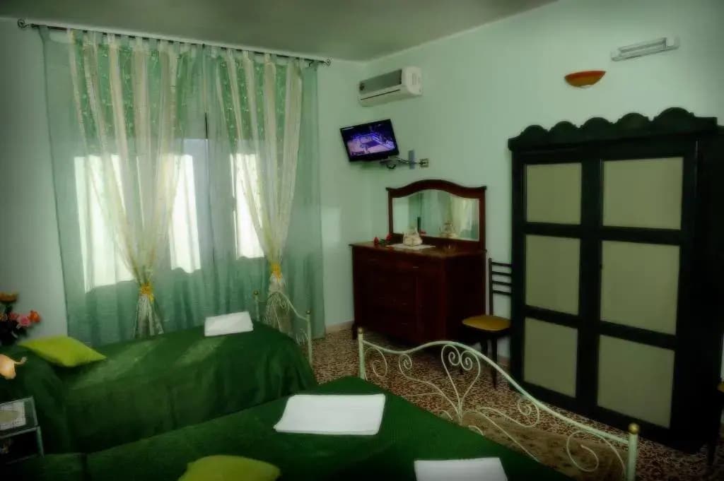 Standard Triple room with city view