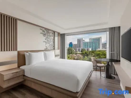 Executive Double Suite with courtyard view full double bed