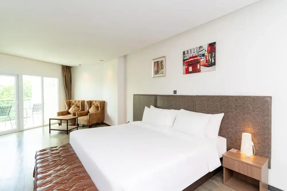 Double Junior Suite with balcony and with city view full double bed