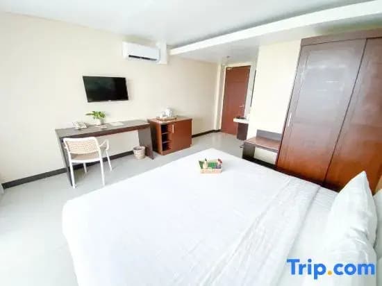 Deluxe room with pool view
