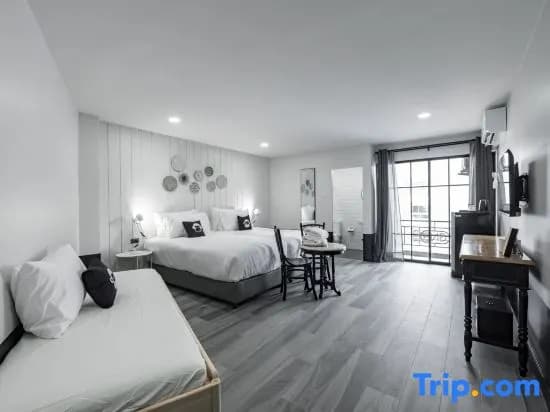 Deluxe Double room with city view full double bed