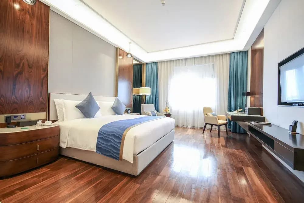 Deluxe Double room with city view full double bed