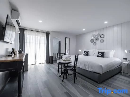 Superior Double room with city view full double bed