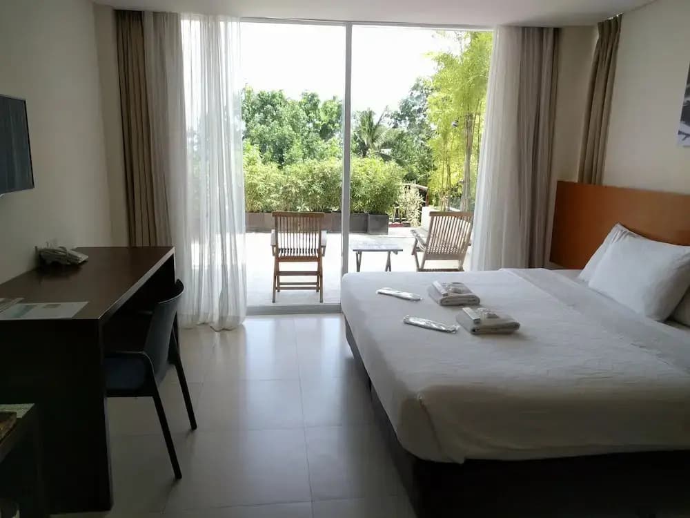 Deluxe Suite with pool view