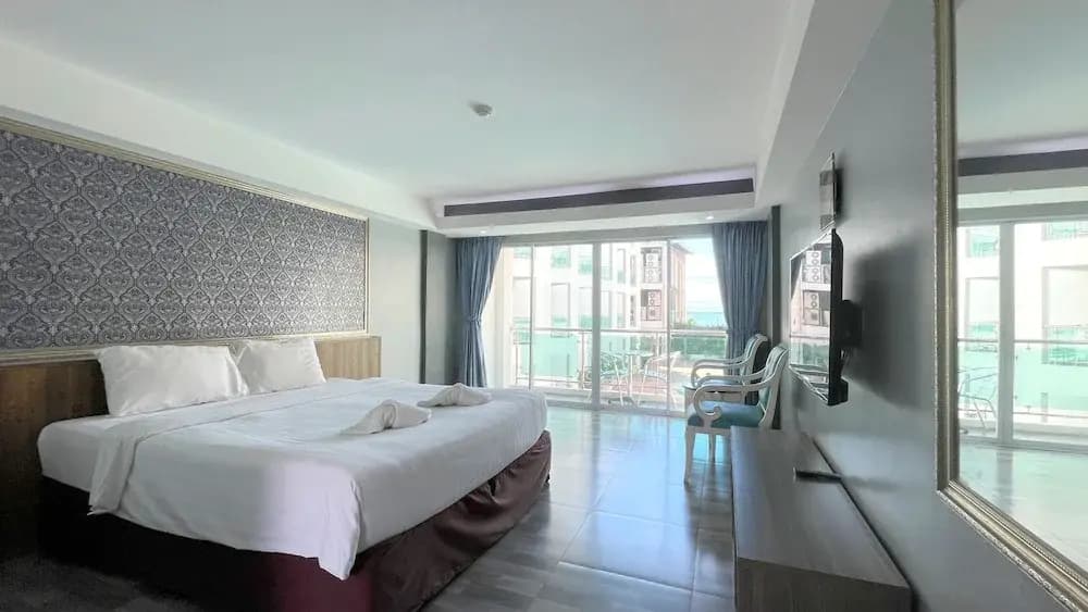 Deluxe Double room with balcony and with sea view full double bed