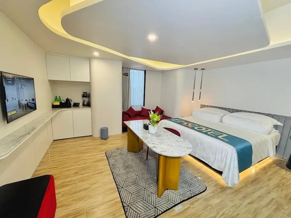 Suite with city view