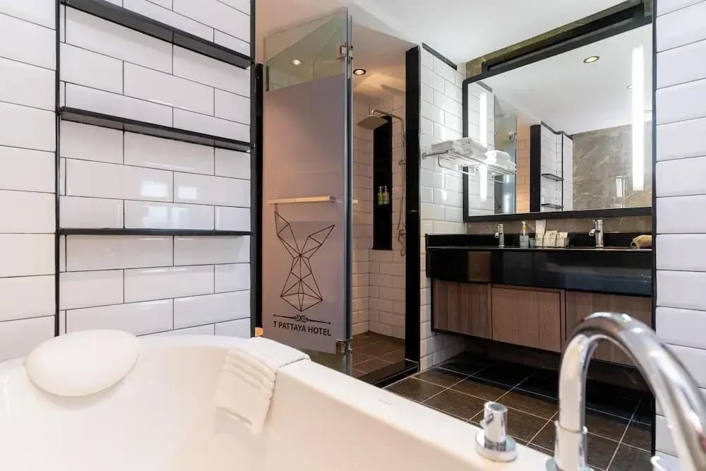 Deluxe Double Suite with balcony and with city view full double bed