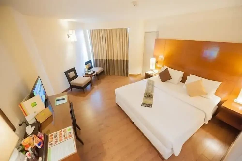 Deluxe Double room with city view full double bed