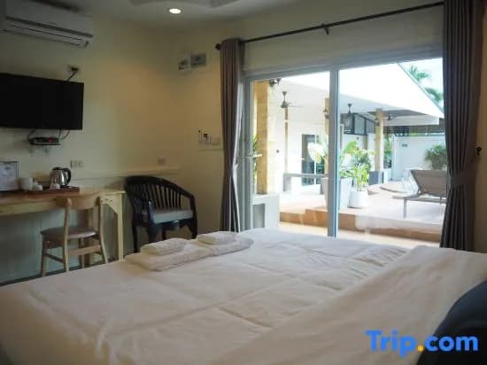 Superior room with balcony and with pool view