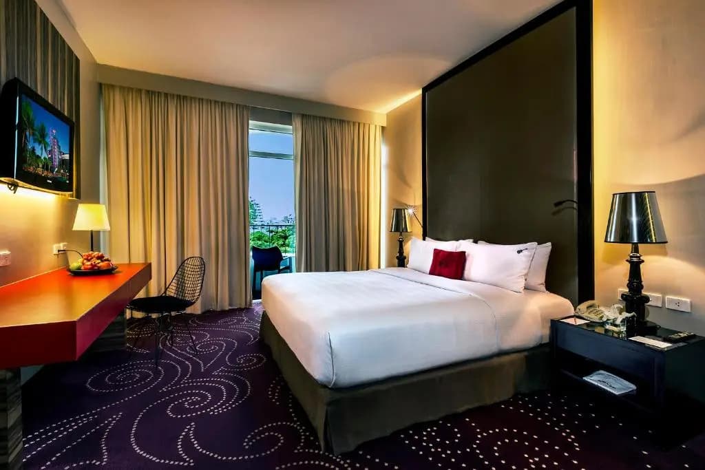 Deluxe Double room with city view full double bed