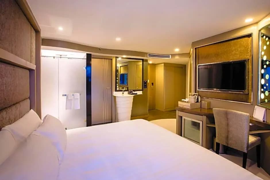 Deluxe Double room with city view full double bed