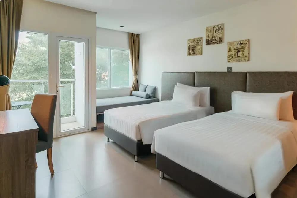 Superior Double room with balcony and with city view twin beds