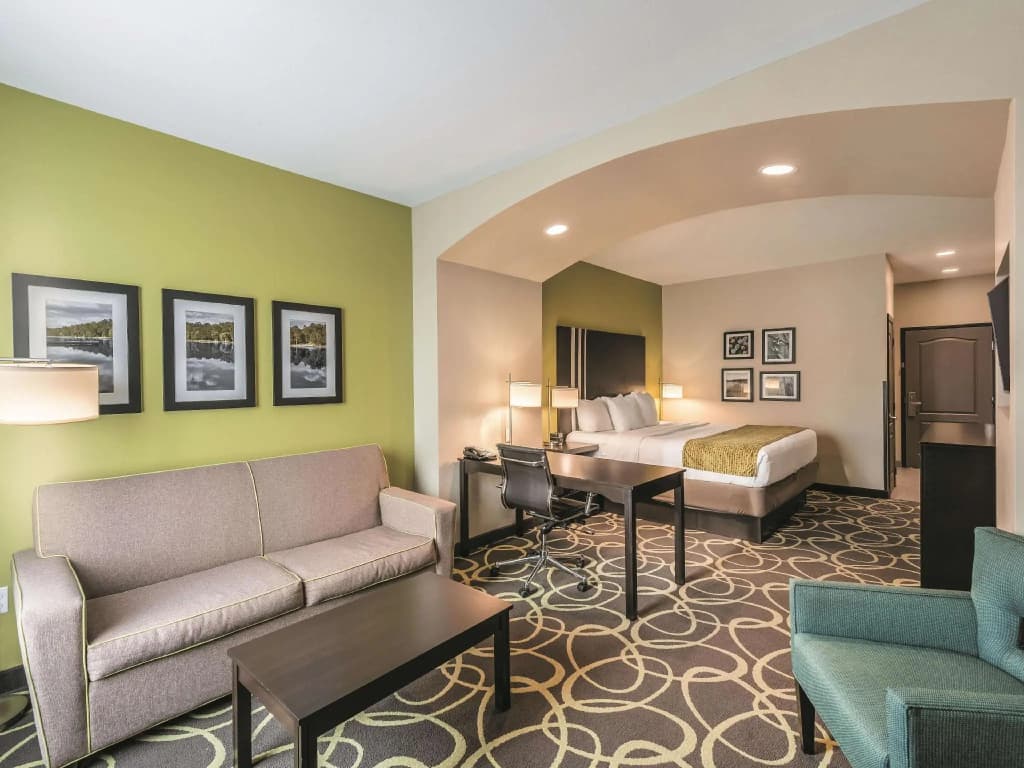 Double Suite full double bed