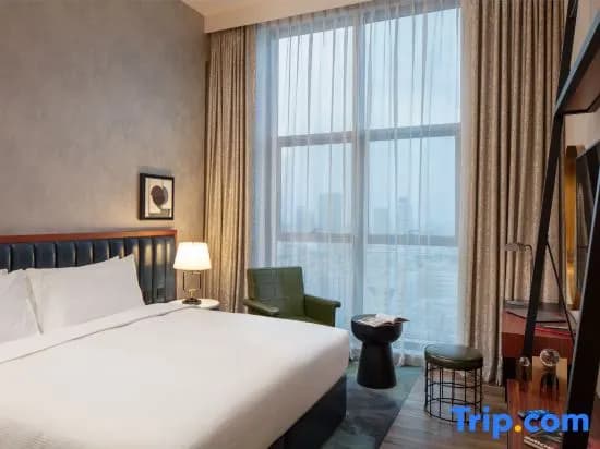 3 Bedrooms Standard Family room with balcony
