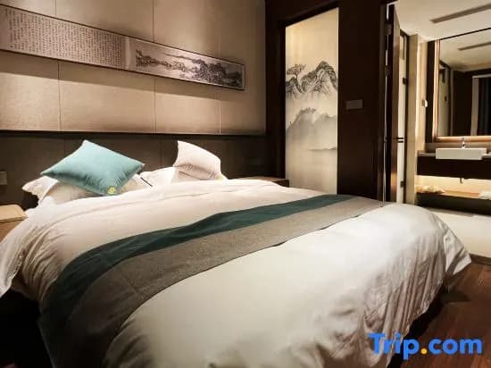 Deluxe Double Suite full double bed