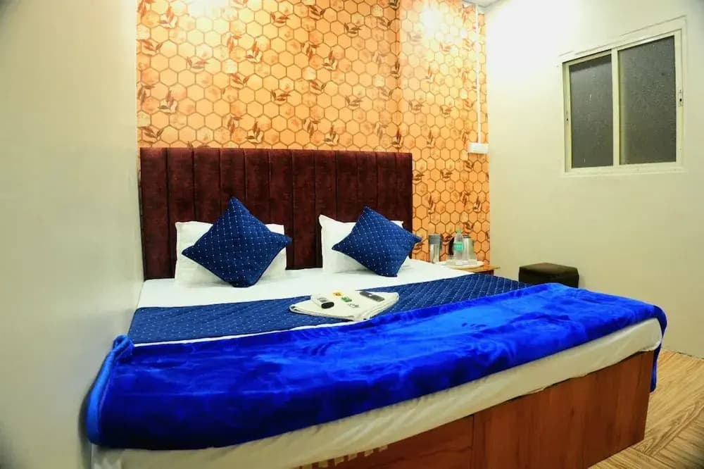 Deluxe Double room with city view full double bed