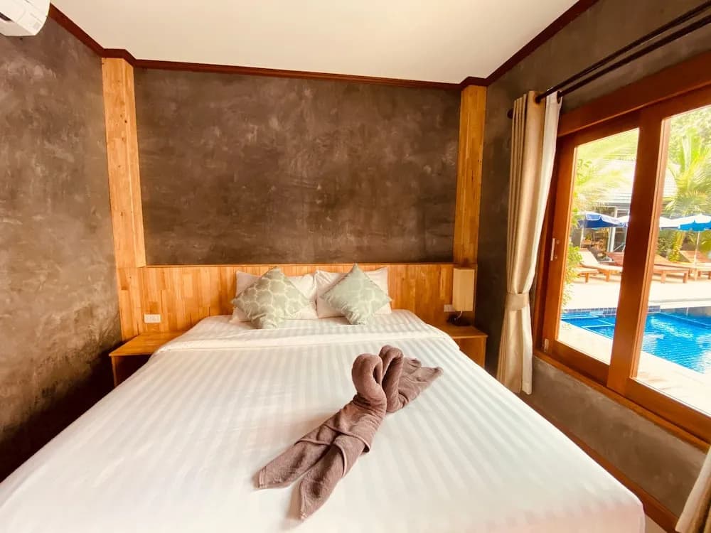Deluxe Double room with balcony and with pool view full double bed