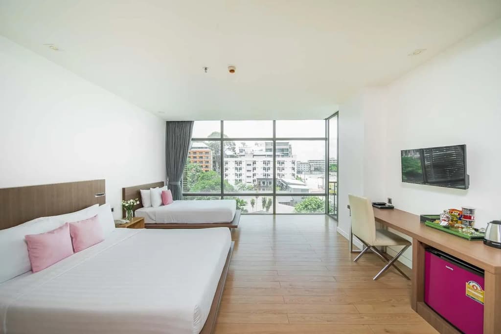 Deluxe Double room with balcony and with city view twin beds