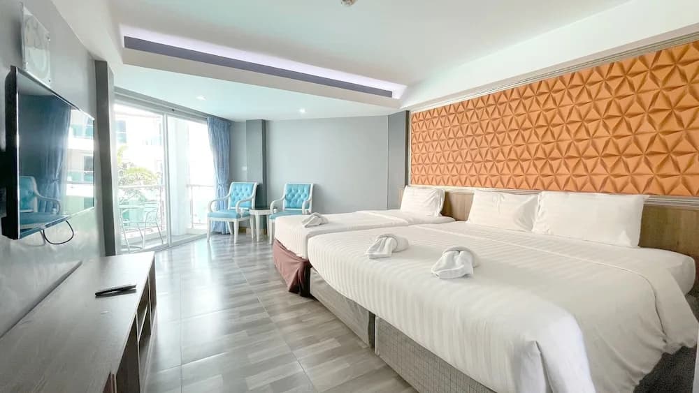 Deluxe Triple room with balcony and with pool view