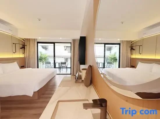 Deluxe Double room with balcony full double bed