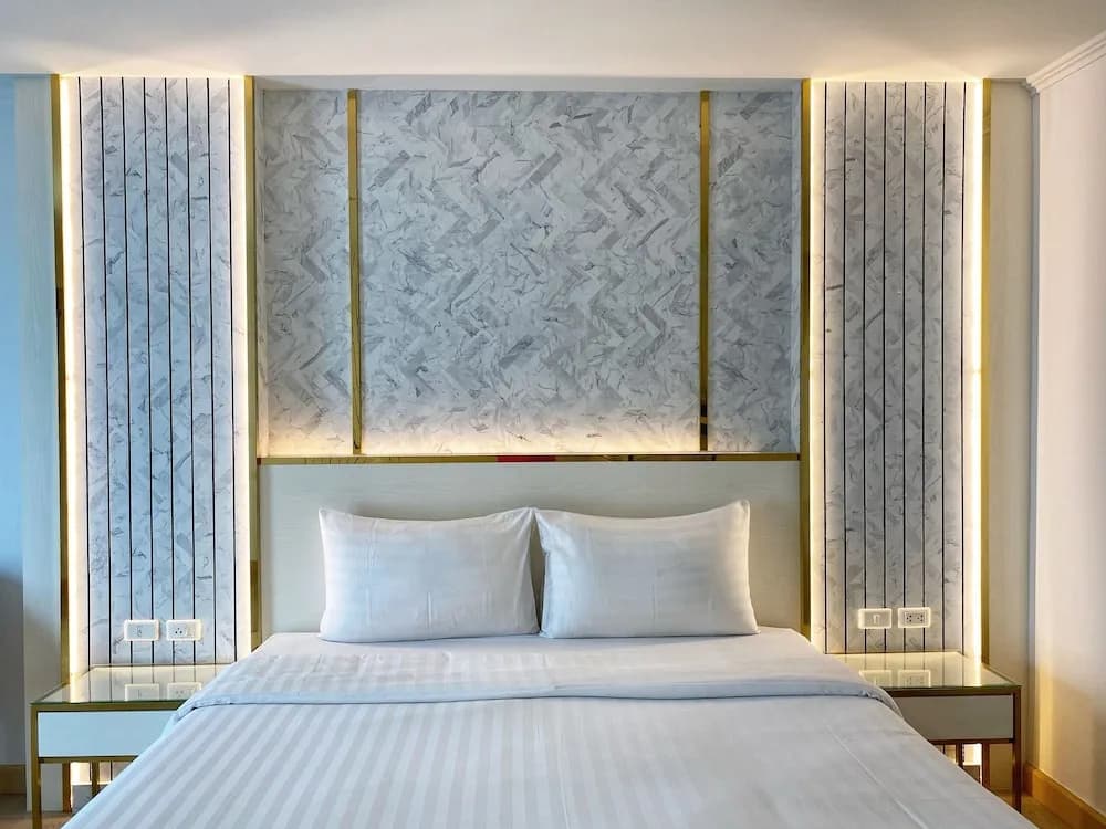 Deluxe Double room with balcony and with pool view full double bed