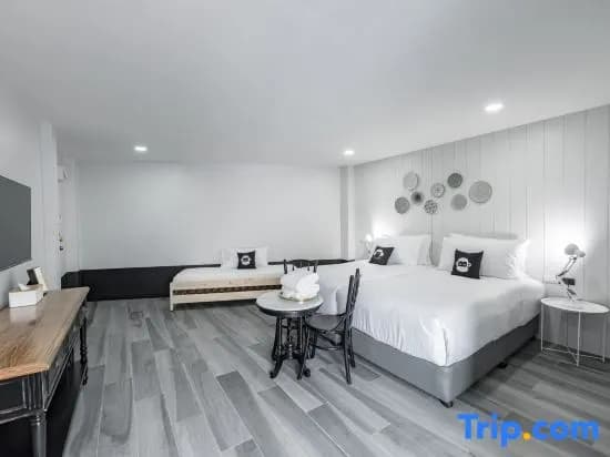 Deluxe Double room with city view twin beds