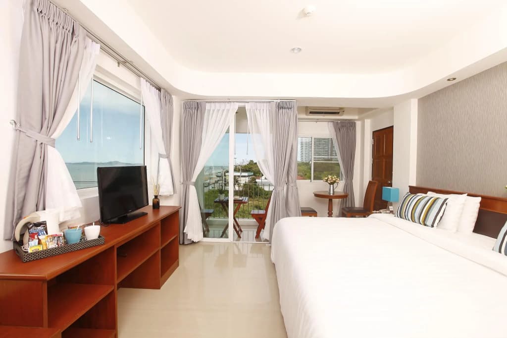 Deluxe room with balcony and with sea view