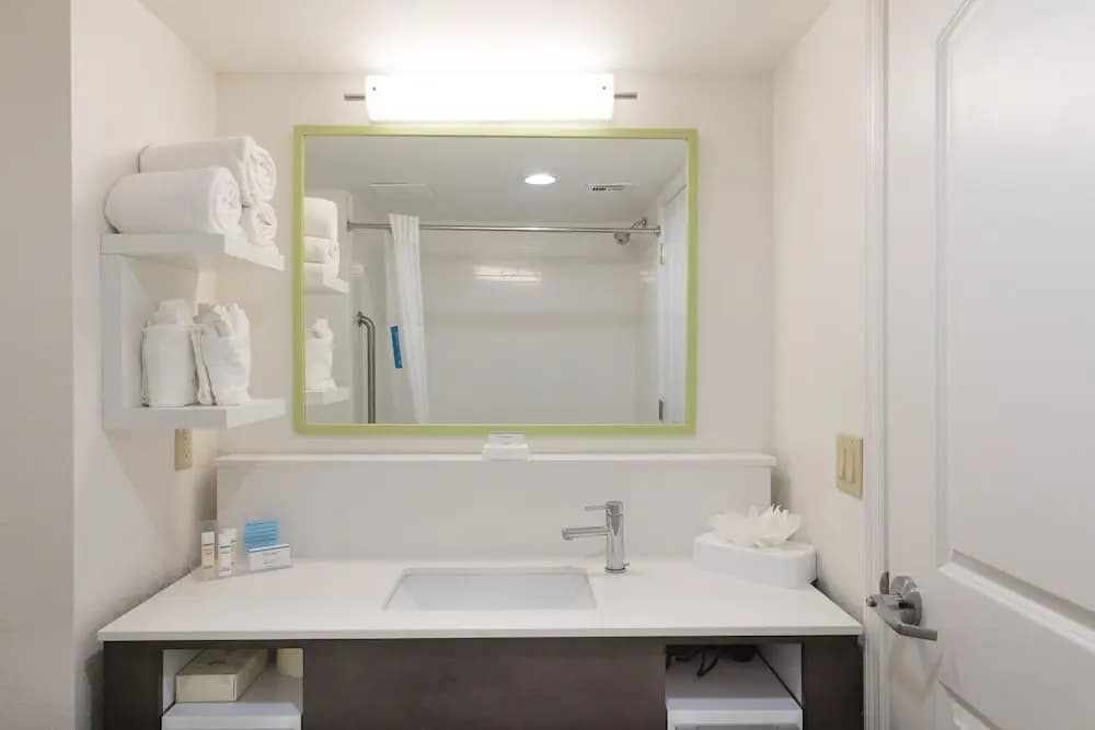 Standard Quadruple room with partial view