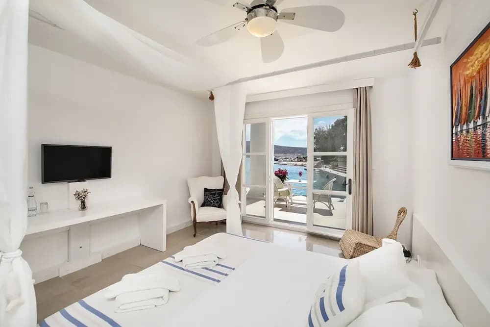 Deluxe Double room with sea view full double bed