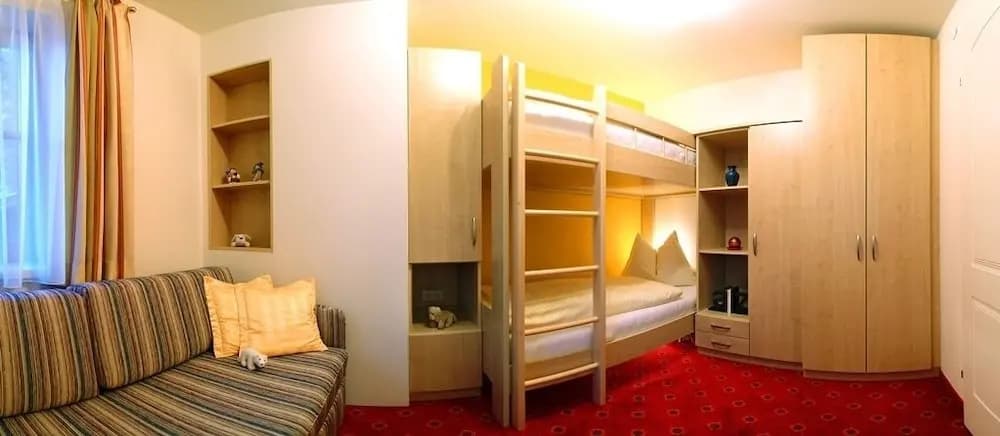 2 Bedrooms Apartment with balcony and with mountain view