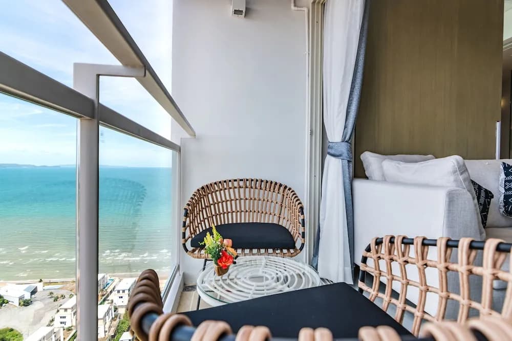 Deluxe Double Apartment with partial sea view full double bed