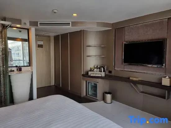 Deluxe Double room with balcony and with city view full double bed