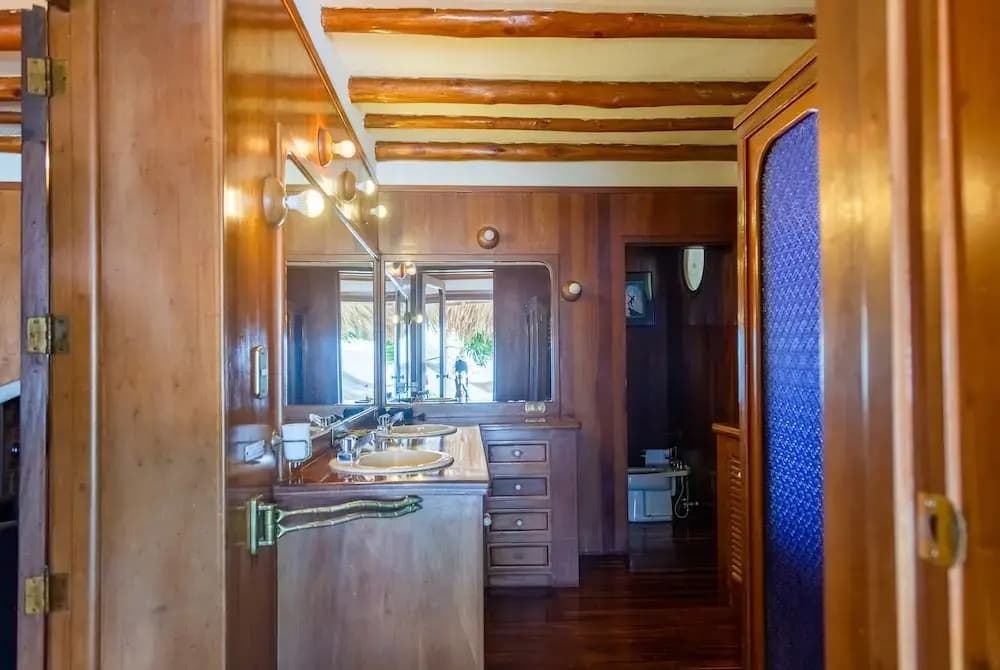Superior Double Suite with lake view full double bed