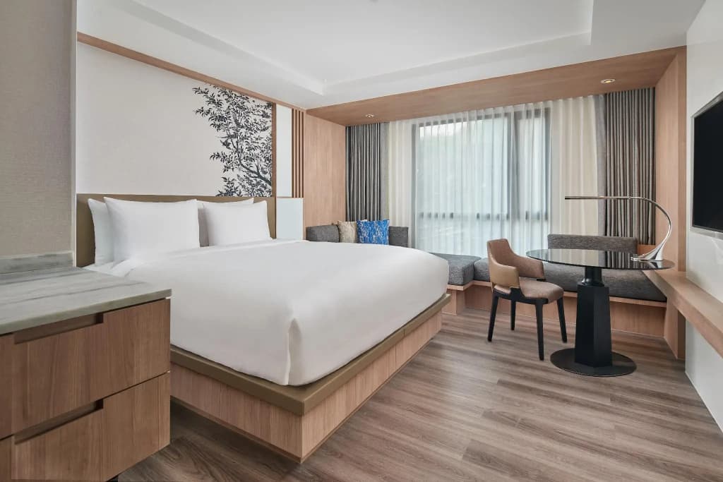 Superior Double room with city view full double bed