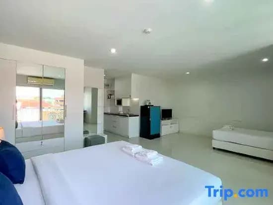 Standard Triple room with pool view