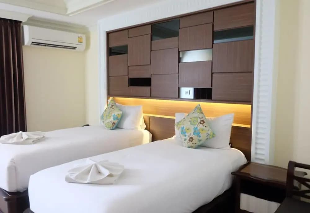 Premier Double room with city view twin beds