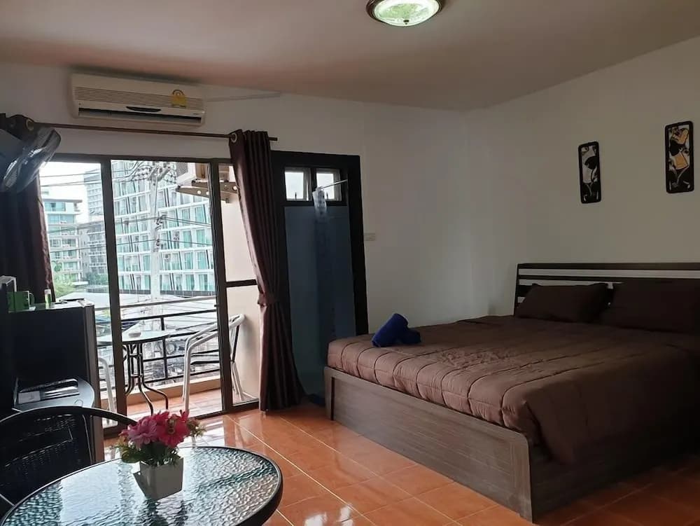 Deluxe Double room with balcony full double bed