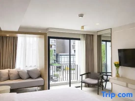 Deluxe Double room with balcony and with city view full double bed