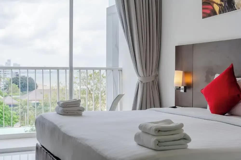 Deluxe Double room with balcony and with partial sea view full double bed