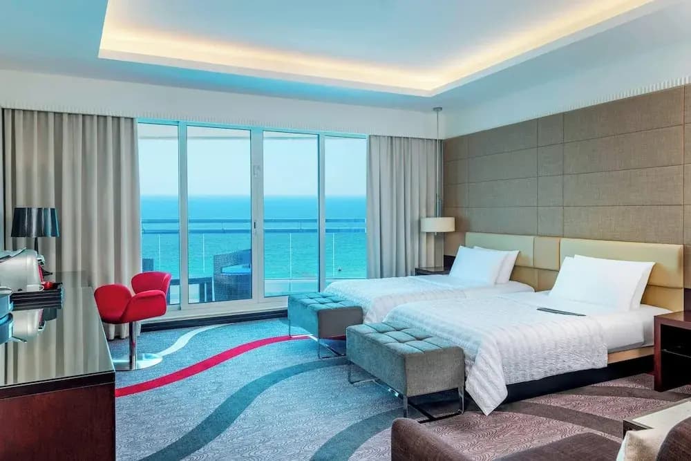 Deluxe Double Club room with ocean view twin beds