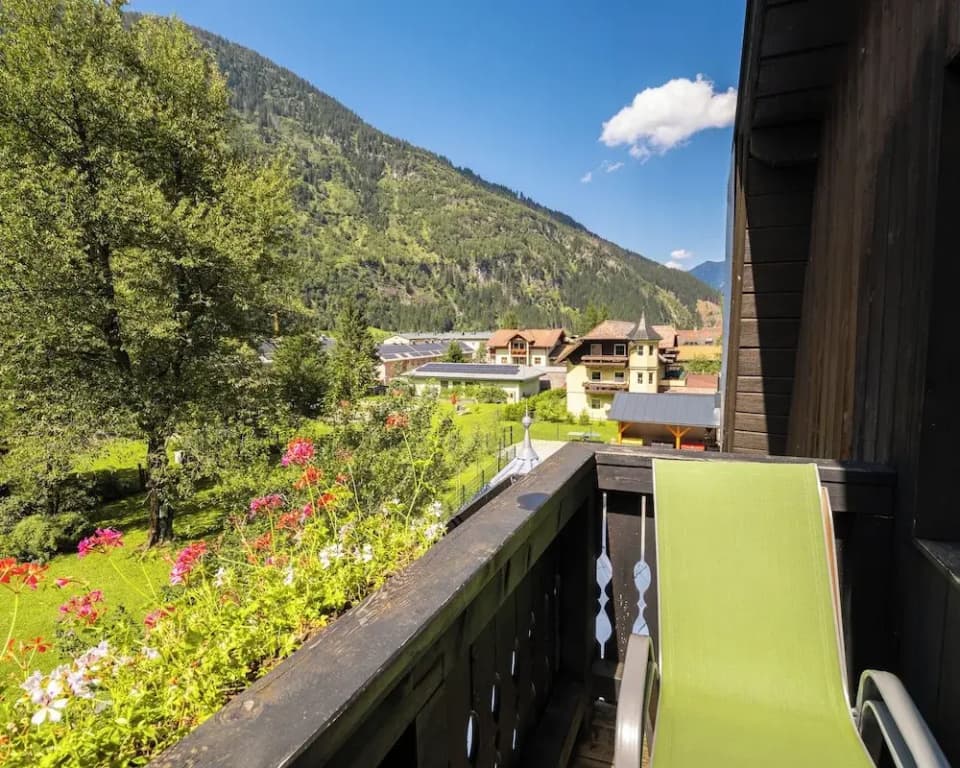 1 Bedroom Standard Family room with balcony and with garden view