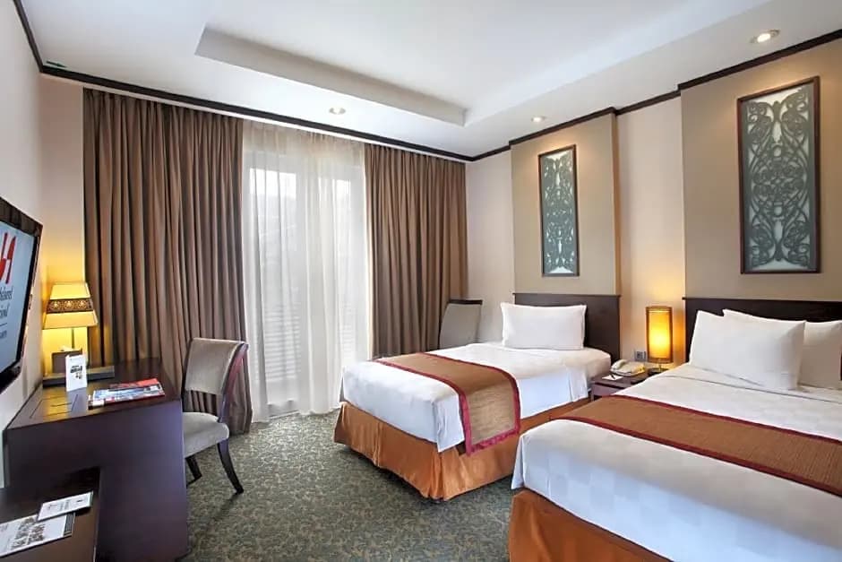 Deluxe room with pool view